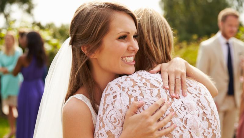 Gestul neobișnuit al unei mame la nunta fiicei sale a stârnit controverse în online: „Oamenii vor crede că încerc să o eclipsez”