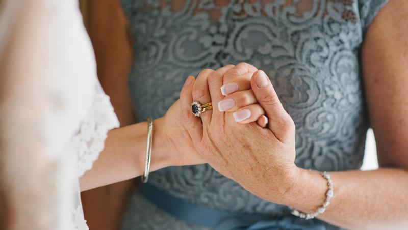 Gestul neobișnuit al unei mame la nunta fiicei sale a stârnit controverse în online: „Oamenii vor crede că încerc să o eclipsez”