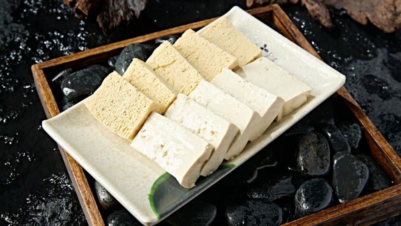 Tofu este o sursă foarte prețioasă de proteine vegetale și poate fi integrat în foarte multe rețete