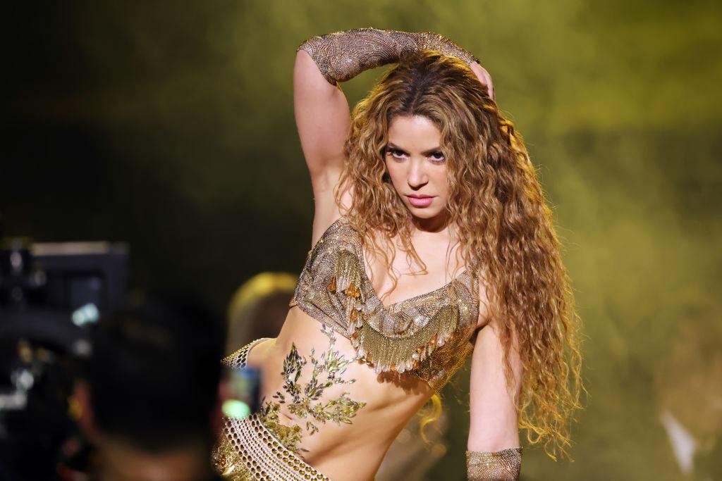 Shakira îmbrăcată într-o ținută sexy, aurie
