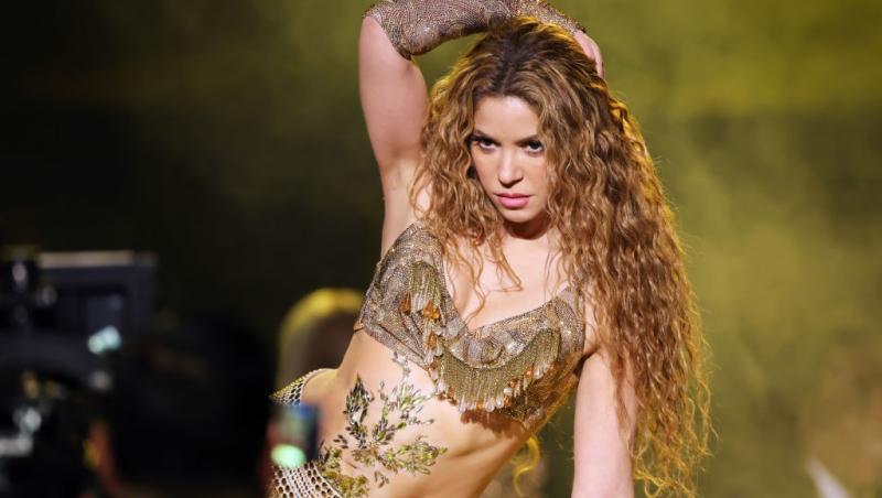 Shakira îmbrăcată într-o ținută sexy, aurie