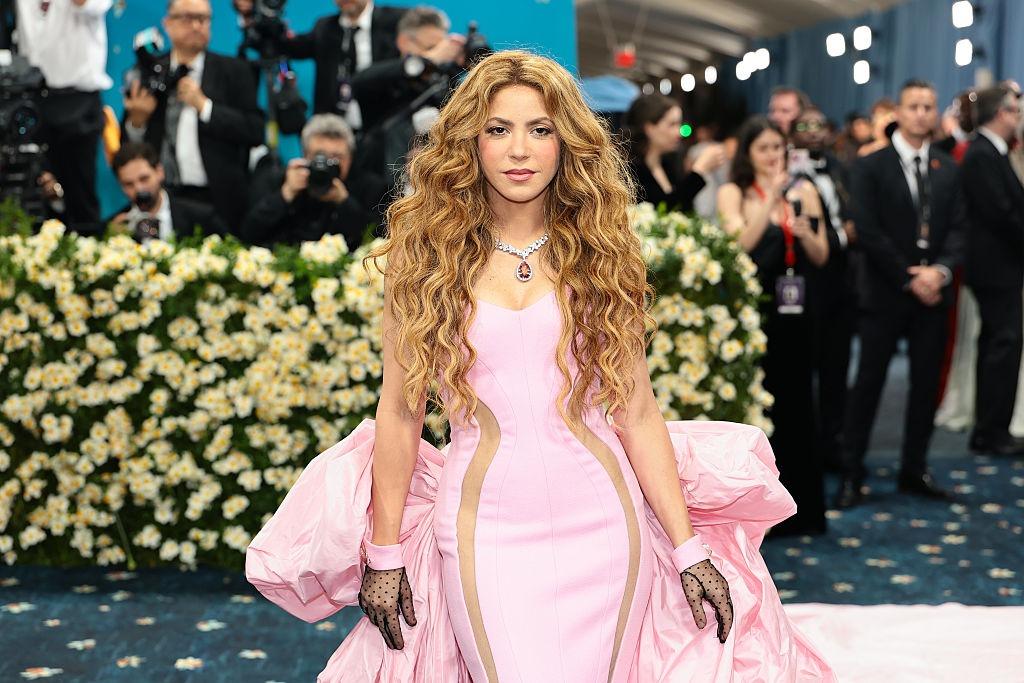 Shakira îmbrăcată într-o rochie roz elegantă