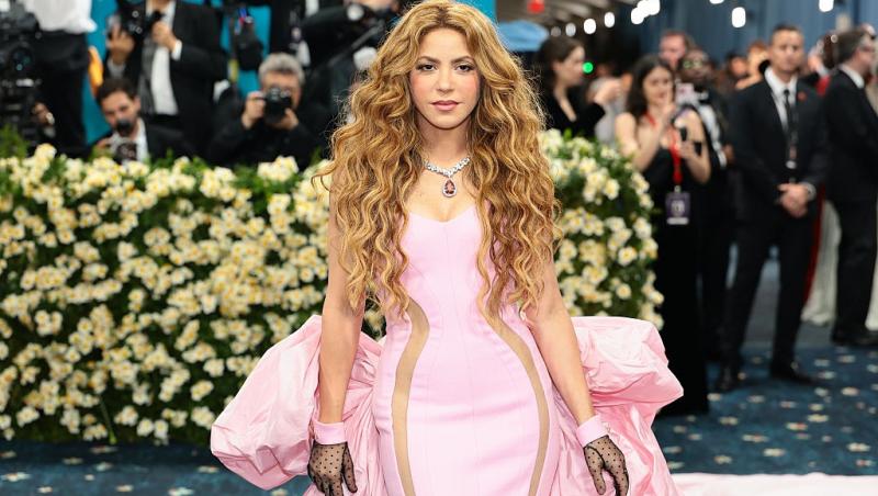Shakira îmbrăcată într-o rochie roz elegantă