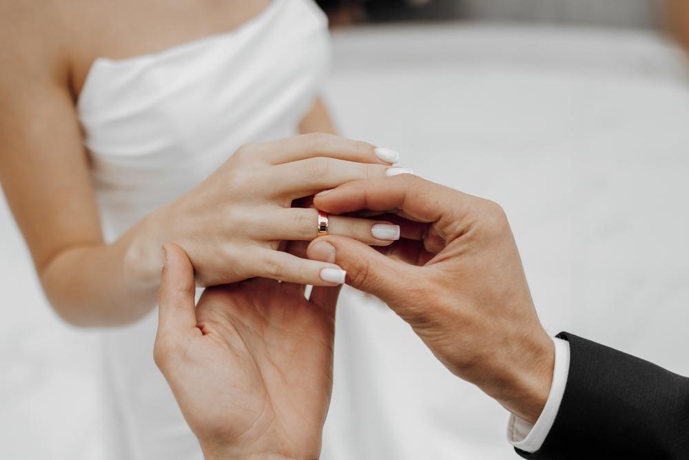 De ce nu &icirc;și mai doresc tinerii din Rom&acirc;nia să se căsătorească. Motivele pentru care am&acirc;nă să facă pasul cel mare