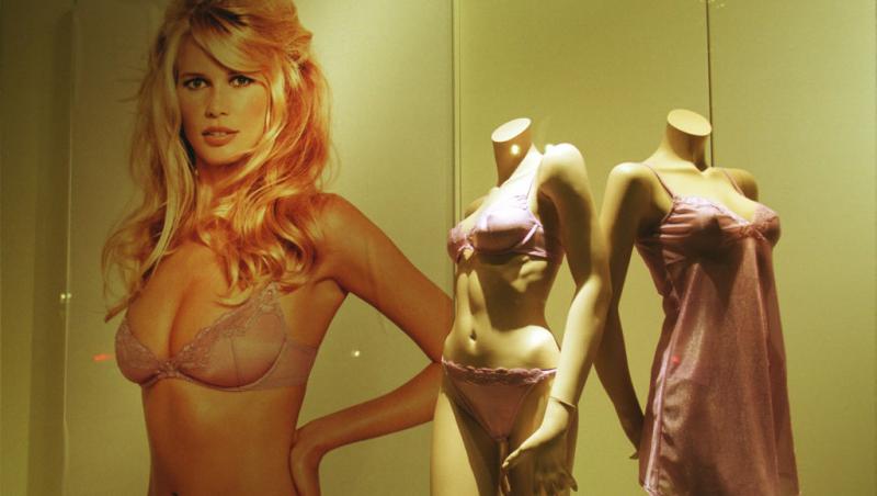 Cum arată Claudia Schiffer la 55 de ani. Supermodelul a pozat într-un costum de baie de aproape 1000 de dolari