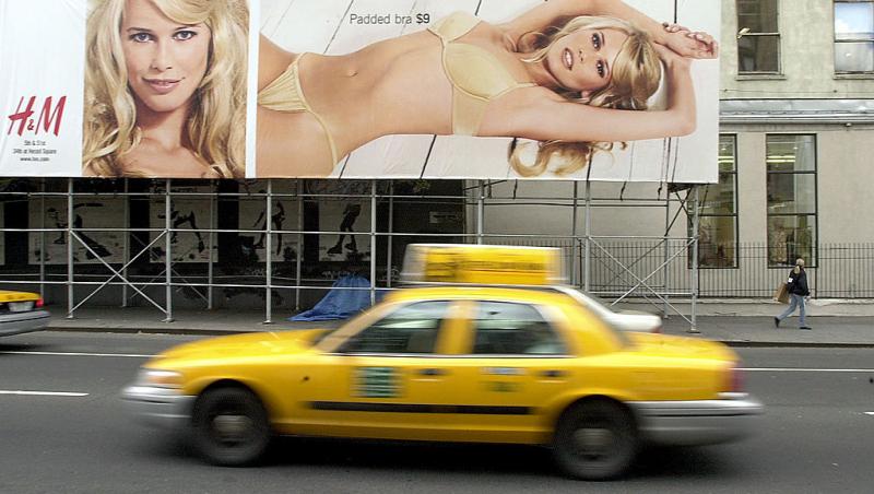 Cum arată Claudia Schiffer la 55 de ani. Supermodelul a pozat într-un costum de baie de aproape 1000 de dolari