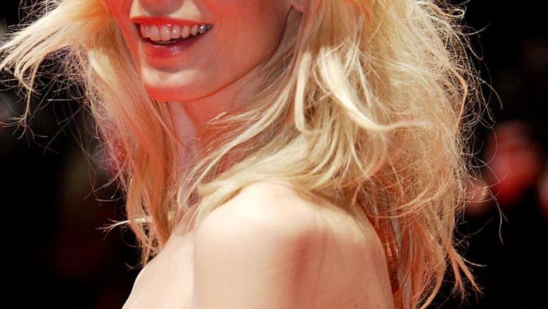 Cum arată Claudia Schiffer la 55 de ani. Supermodelul a pozat într-un costum de baie de aproape 1000 de dolari