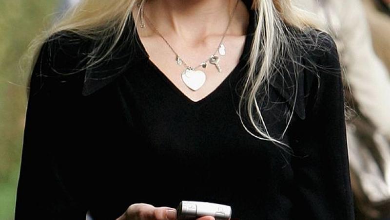 Cum arată Claudia Schiffer la 55 de ani. Supermodelul a pozat într-un costum de baie de aproape 1000 de dolari