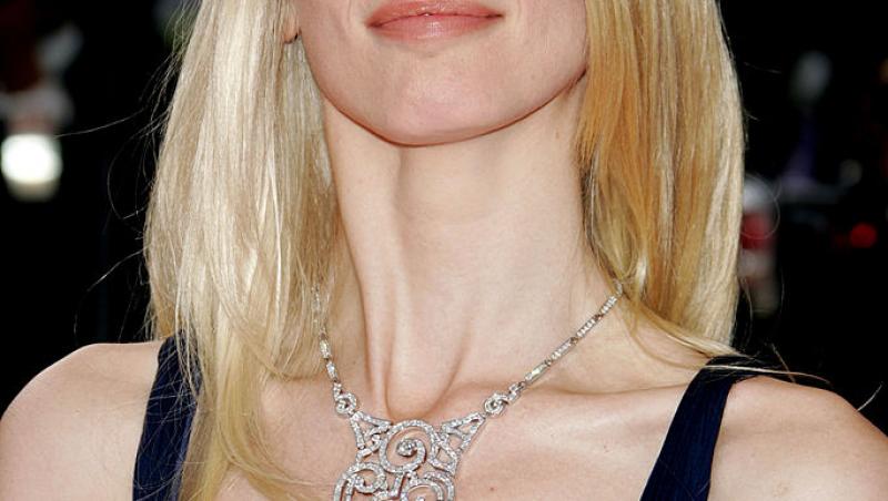 Cum arată Claudia Schiffer la 55 de ani. Supermodelul a pozat într-un costum de baie de aproape 1000 de dolari