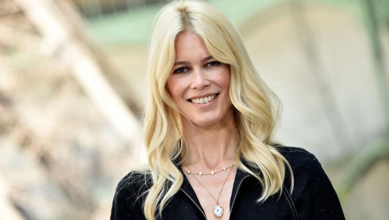 Cum arată Claudia Schiffer la 55 de ani. Supermodelul a pozat într-un costum de baie de aproape 1000 de dolari