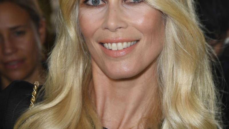 Cum arată Claudia Schiffer la 55 de ani. Supermodelul a pozat într-un costum de baie de aproape 1000 de dolari