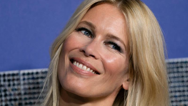 Cum arată Claudia Schiffer la 55 de ani. Supermodelul a pozat într-un costum de baie de aproape 1000 de dolari