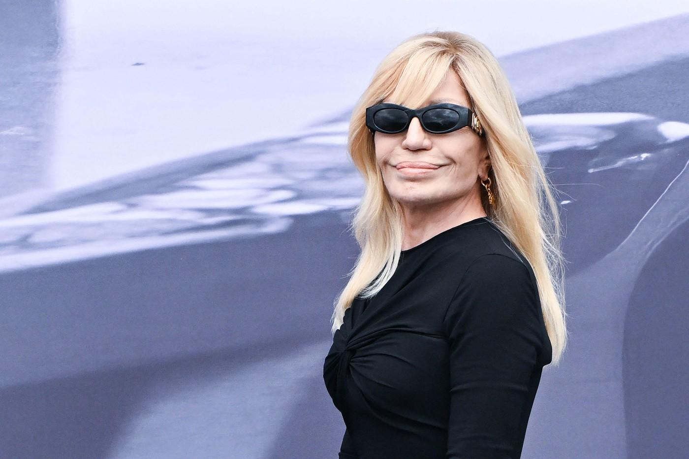 Donatella Versace îmbrăcată în negru, purtând ochelari de soare