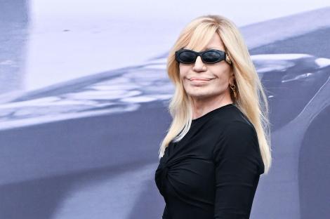 Donatella Versace, de nerecunoscut. Vedeta e complet schimbată după ce a renunțat la unele „proceduri estetice”