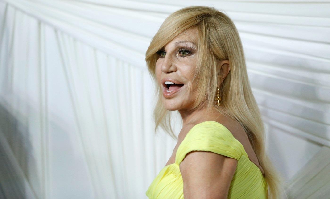 Donatella Versace îmbrăcată într-o rochie galbenă elegantă