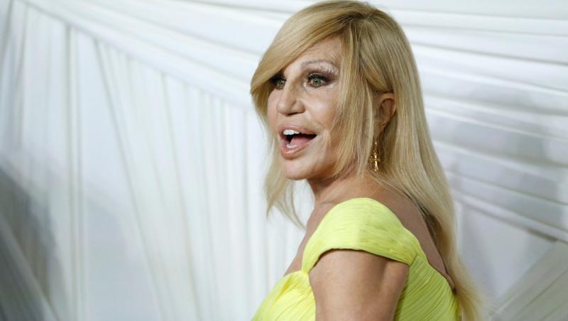 Donatella Versace îmbrăcată într-o rochie galbenă elegantă
