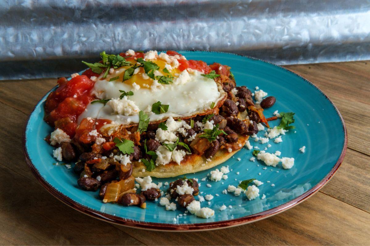 Huevos rancheros, cel mai consistent și aromat mod de a prepara ouăle