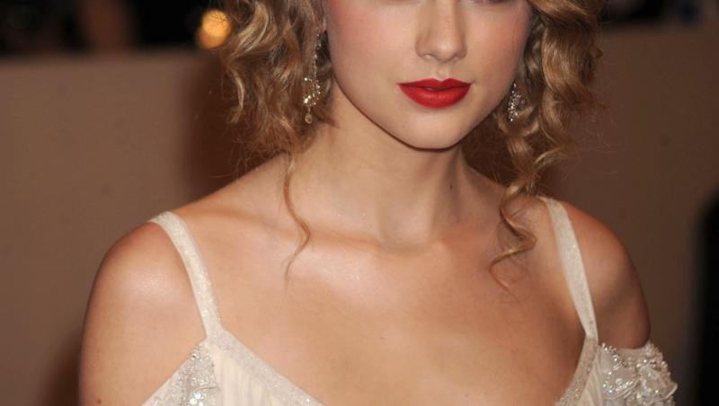 Taylor Swift și iubitul ei, Travis Kelce, s-au logodit. Cum arată inelul de logodnă și cum au făcut marele anunț