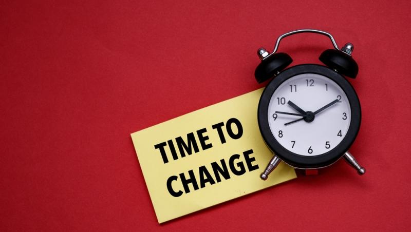 Trecem la ora de iarnă mai devreme în 2025. Pe ce dată dăm ceasurile înapoi