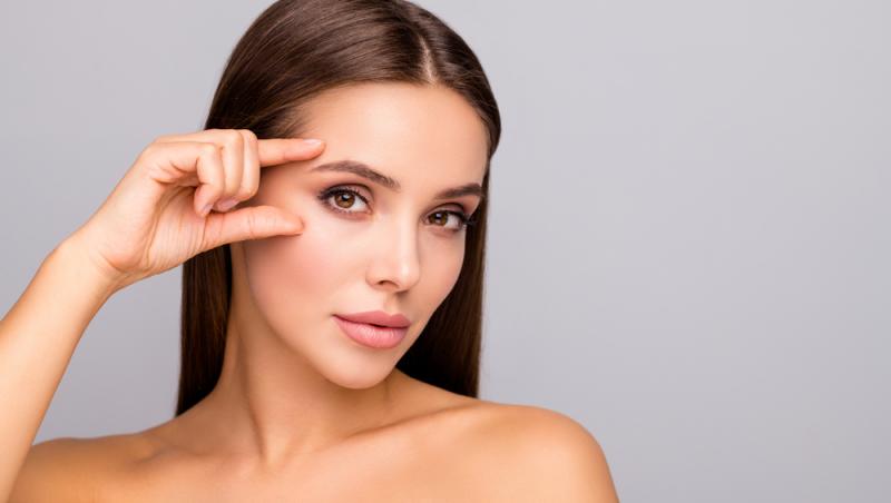 Benzile adezive pentru ochi s-au transformat dintr-un truc rapid în coșmar. Ce au pățit femeile care le-au folosit