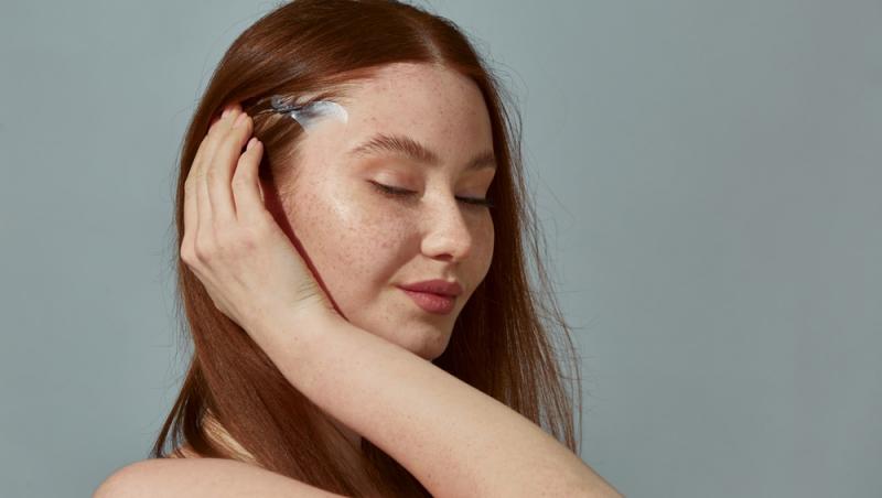 Benzile adezive pentru ochi s-au transformat dintr-un truc rapid în coșmar. Ce au pățit femeile care le-au folosit