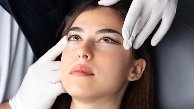 Benzile adezive pentru ochi s-au transformat dintr-un truc rapid în coșmar. Ce au pățit femeile care le-au folosit