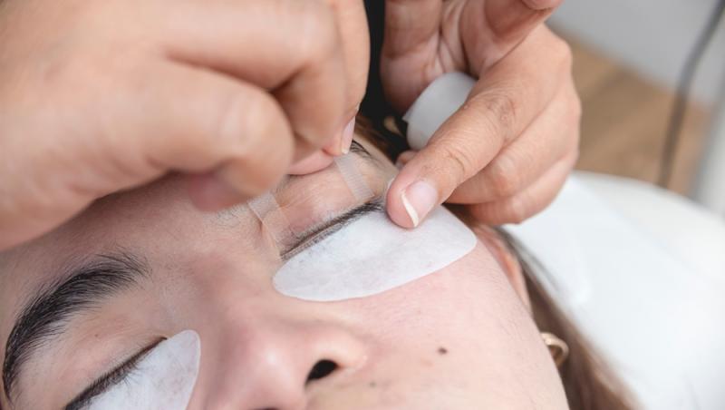 Benzile adezive pentru ochi s-au transformat dintr-un truc rapid în coșmar. Ce au pățit femeile care le-au folosit