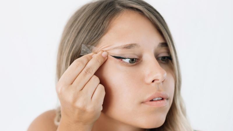 Benzile adezive pentru ochi s-au transformat dintr-un truc rapid în coșmar. Ce au pățit femeile care le-au folosit
