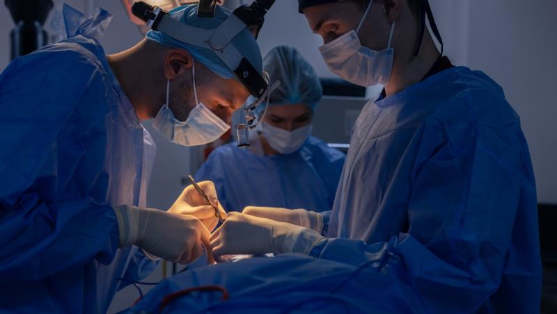 Benzile adezive pentru ochi s-au transformat dintr-un truc rapid în coșmar. Ce au pățit femeile care le-au folosit