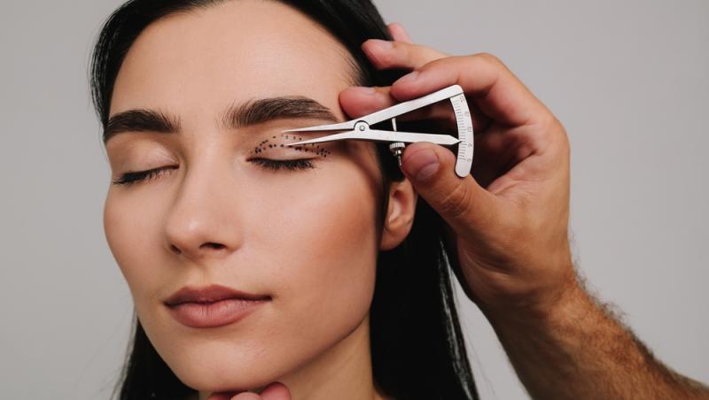 Benzile adezive pentru ochi s-au transformat dintr-un truc rapid în coșmar. Ce au pățit femeile care le-au folosit