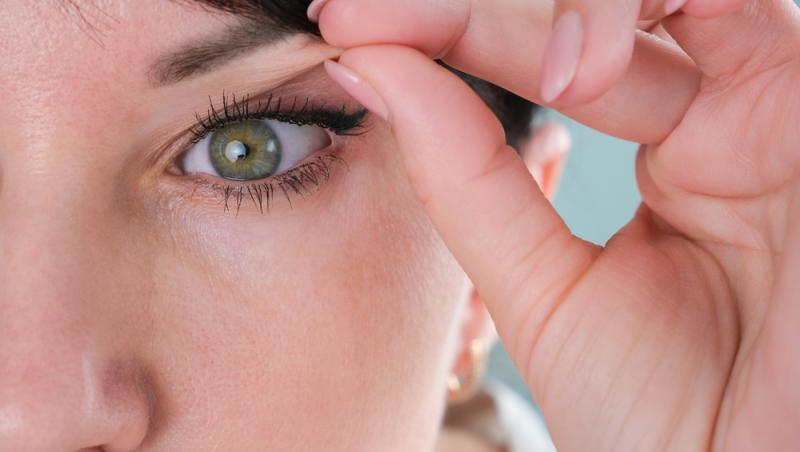 Benzile adezive pentru ochi s-au transformat dintr-un truc rapid în coșmar. Ce au pățit femeile care le-au folosit