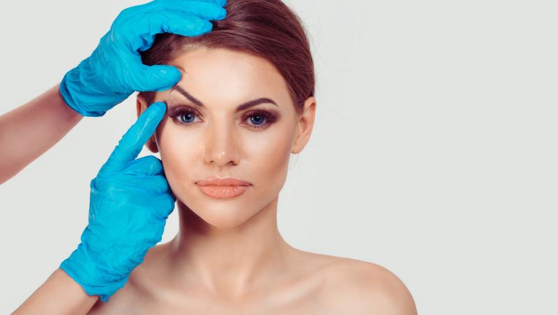 Benzile adezive pentru ochi s-au transformat dintr-un truc rapid în coșmar. Ce au pățit femeile care le-au folosit