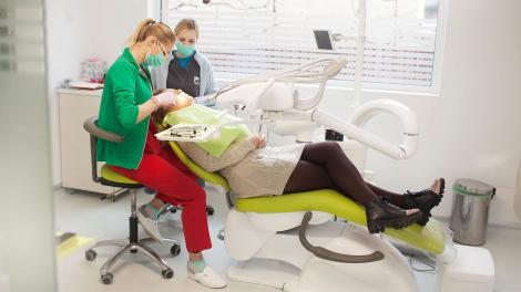 (P) Implanturi dentare rapide și sigure: descoperă procedura de dinți ficși în 24 de ore