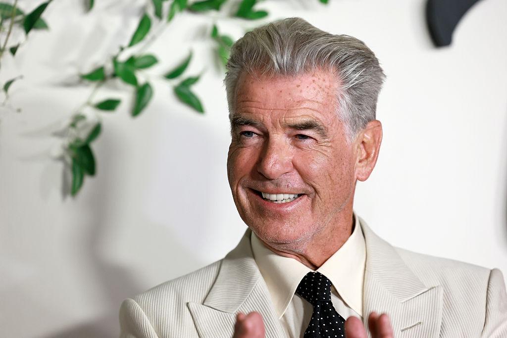Pierce Brosnan îmbrăcat într-un costum bej elegant
