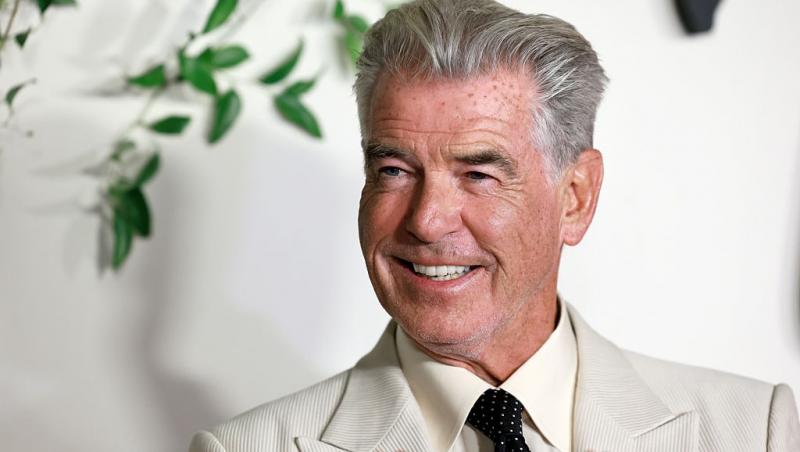 Pierce Brosnan îmbrăcat într-un costum bej elegant