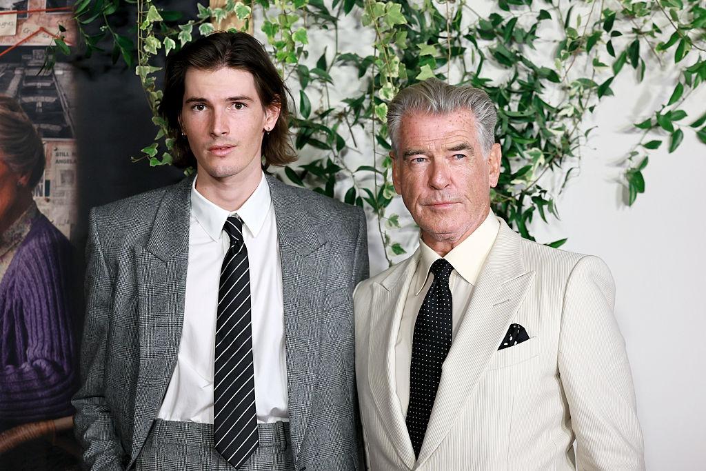 Pierce Brosnan îmbrăcat într-un costum bej elegant, alături de fiul său