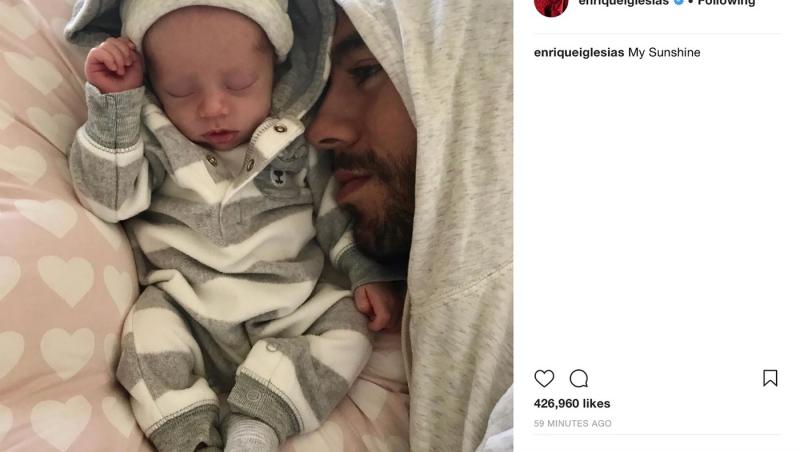 Enrique Iglesias, tată pentru a patra oară la 50 de ani. El și Anna Kournikova sunt împreună de aproape 25 de ani