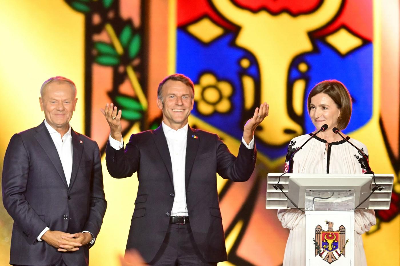 imagine cu maia sandu, emmanul macron si donald tusk pe scena la ziua independentei republicii moldova 2025