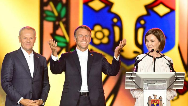 imagine cu maia sandu, emmanul macron si donald tusk pe scena la ziua independentei republicii moldova 2025