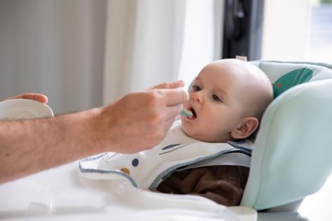 Sfaturi privind diversificarea la bebelușii prematuri: cum să începi corect și cu încredere