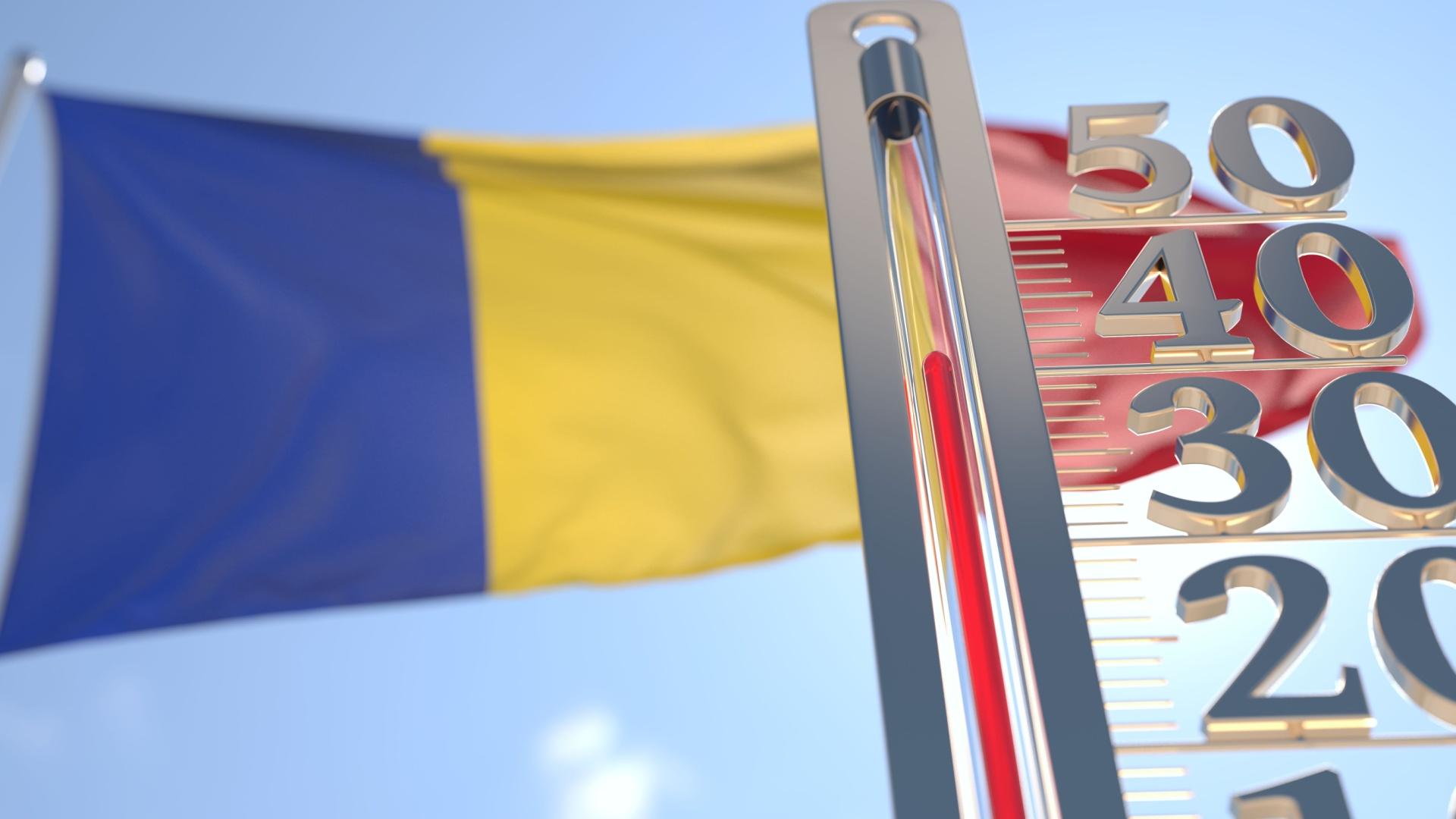 Termometru care arată temperaturi ridicate pe fundalul steagului României