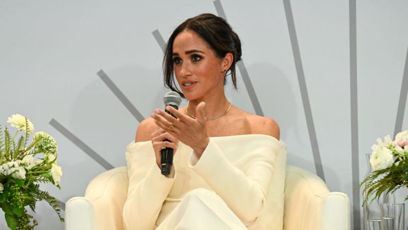 Meghan Markle îmbrăcată într-un costum elegant bej