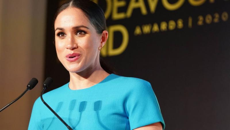 Meghan Markle îmbrăcată într-o ținută albastră elegantă