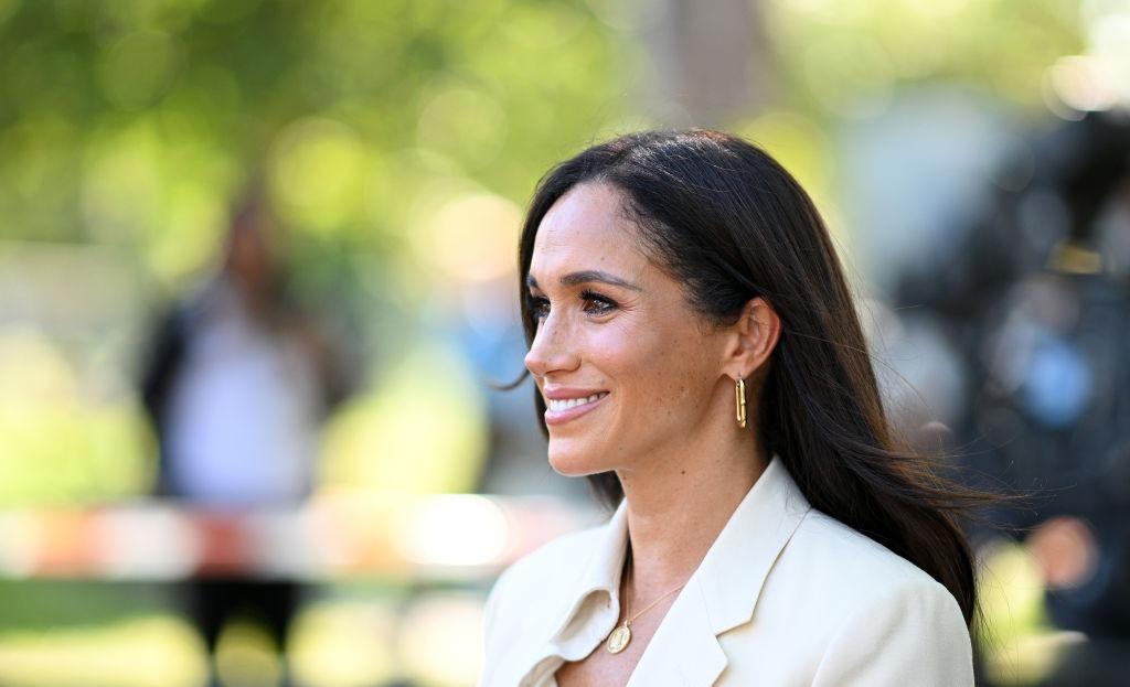 Meghan Markle îmbrăcată într-o ținută complet albă