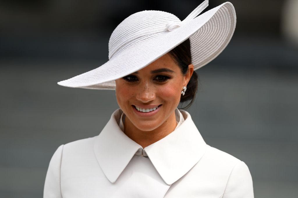 Meghan Markle îmbrăcată într-o rochie ținută complet albă, elegantă
