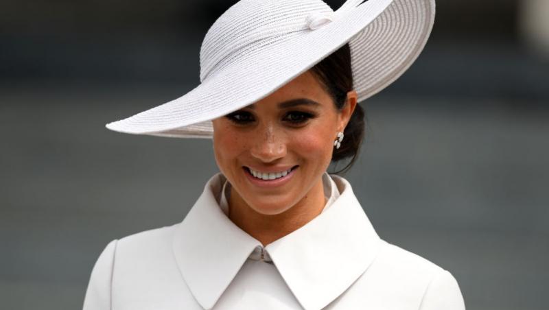 Meghan Markle îmbrăcată într-o rochie ținută complet albă, elegantă