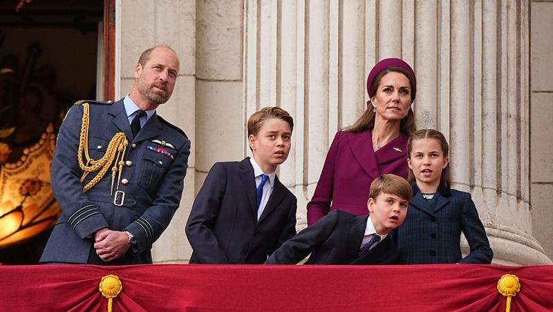 Prințul William alături de Prințesa Kate și de copiii lor, toți îmbrăcați în ținute elegante