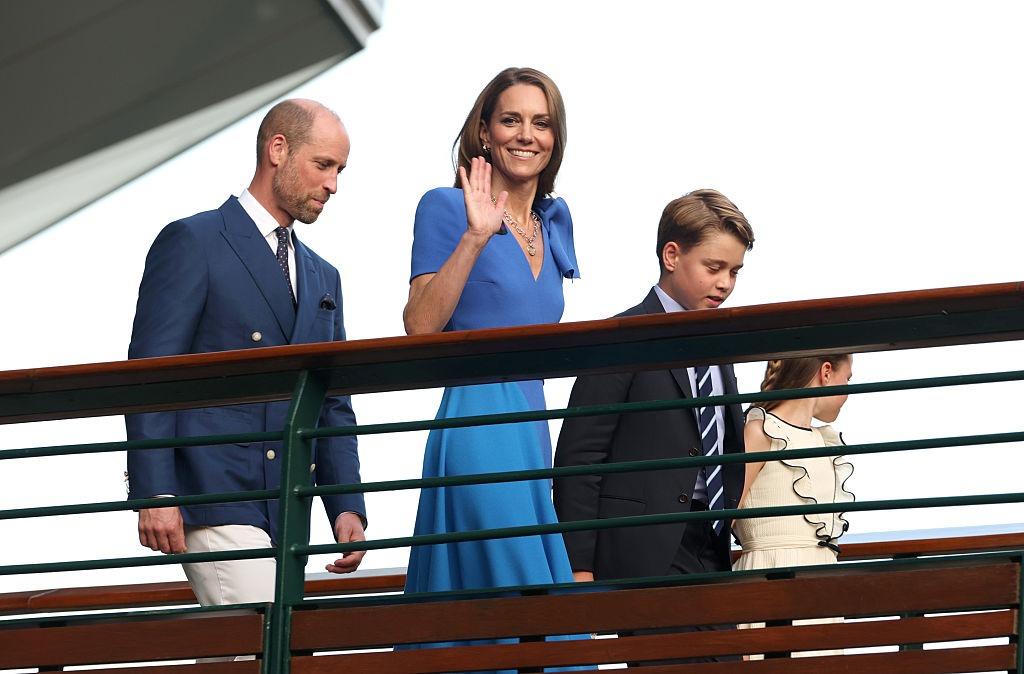 Prințul William alături de Prințesa Kate și de copiii lor, toți îmbrăcați în ținute elegante