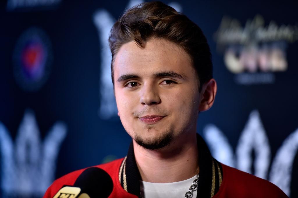 Fiul lui Michael Jackson îmbrăcat casual