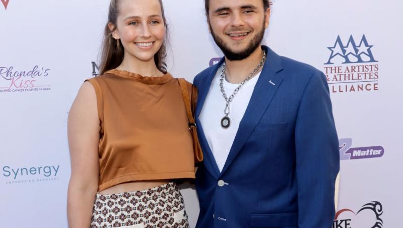 Fiul lui Michael Jackson îmbrăcat cu un costum bleumarin, alături de logodnica lui